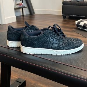 Air Jordan 1 Retro Low 'Black'  WMNS size 9 sAJ6004-010